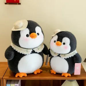 Süßes Pinguin-Plüschtier-Set mit kleinen Hüten und Spitzenkragen für Kinder