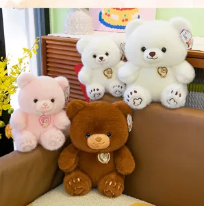 Groep schattige pluche beren in wit roze bruin op een bank, ideaal cadeau voor kinderen.