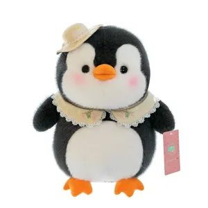 Niedliches Pinguin-Plüschtier mit kleinem Strohhut und dekorativem Spitzenkragen