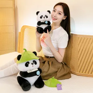 Lindo peluche de panda con accesorio de cámara y sombrero de hoja verde con modelo