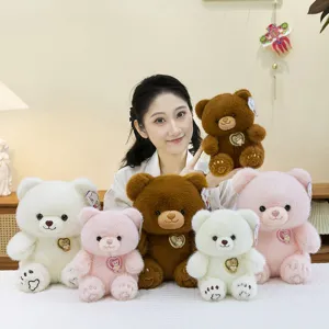 Collectie schattige pluche teddyberen met roterende hartjesbadges in diverse kleuren