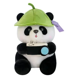 Adorable peluche de panda con sombrero de hoja verde y una cámara para niños
