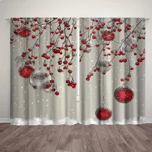 Tende natalizie festive con bacche rosse e ornamenti d'argento per decorazioni natalizie