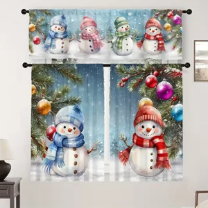 Tende da cucina natalizie festive con stampa di simpatici pupazzi di neve e decori di pino.