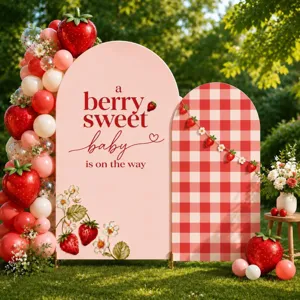Sfondo ad arco per baby shower a tema fragola con palloncini e decorazioni per feste