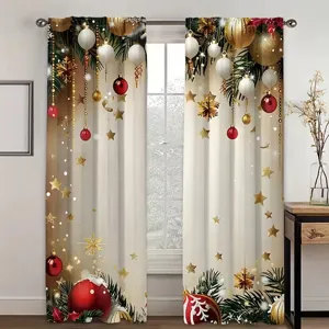 Cortinas navideñas festivas con adornos dorados, bolas rojas y agujas de pino.