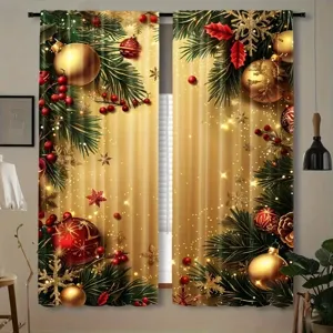 Cortinas navideñas festivas con agujas de pino y adornos dorados para decoración del hogar.