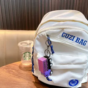 Weißer Freizeitrucksack mit süßem Rückziehlaster Schlüsselanhänger, Schüler Spielzeug.