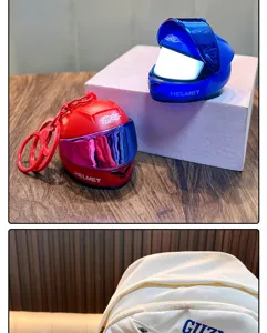 Detailansicht von coolen Motorradhelm-Schlüsselanhängern mit einer LED-Leuchtfunktion