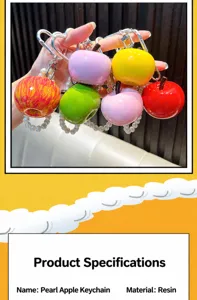 Détail de porte-clés pommes en résine colorée avec d'élégantes chaînes en perles
