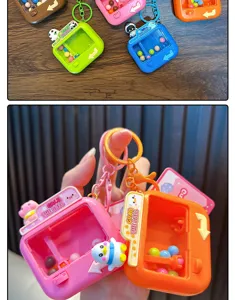 Detaillierte Makroansicht des bunten Mini-Greifautomat-Schlüsselanhängers mit Zeichentrickfiguren.