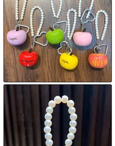 Detail van kleurrijke appel sleutelhangers met elegante polsbandjes van parelkralen