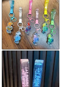 Detailansicht niedlicher Flüssig-Glitzer-Seepferdchen-Schlüsselanhänger, bunte Taschen-Deko.