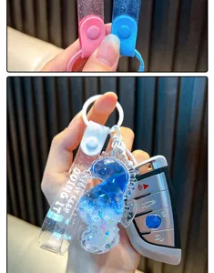 Nahaufnahme des glitzernden Seepferdchen-Anhaengers mit fluessigem Oel und Handschlaufe.