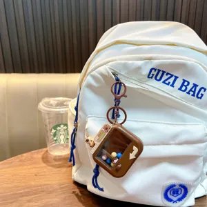 Kreativer Mini-Greifautomat Schlüsselanhänger, braunes Spielzeug für Rucksäcke.