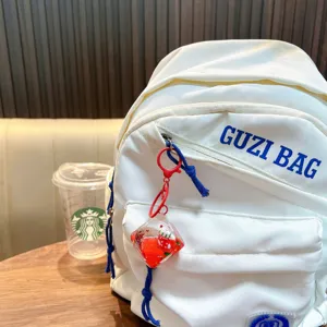 Süßer Weihnachtsstrumpf-Flüssigschlüsselanhänger an einem weißen Rucksack hängend