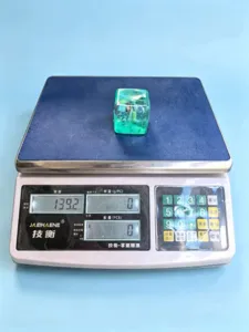 Maritimes Maltose-Quetschspielzeug auf einer Digitalwaage mit einem Gewicht von 139,2 g