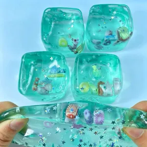 Detailansicht eines transparenten Meeresmuschel-Squishies mit Sternen und blauem Eiswürfel