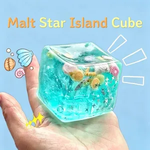 Nahaufnahme eines türkisgrünen, transparenten Squishy-Spielzeugs mit Muscheln und Sternen