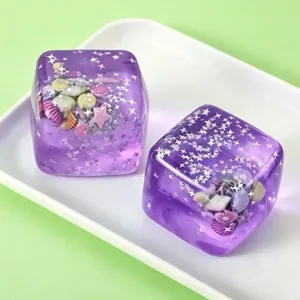 Lila durchscheinende Eiswürfel-Quetschspielzeuge mit Muscheln und Sternen
