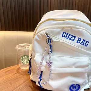 Elegante ciondolo a farfalla in cristallo viola come decorazione per borsa alla moda.