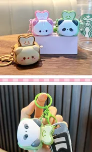 Detalle de lindos llaveros de tostadora de animales con diseños de gato y panda