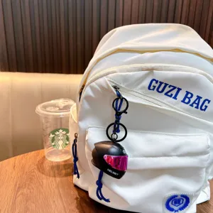 Cooler schwarzer Motorradhelm-Schlüsselanhänger mit rosa Visier für Rucksack-Dekoration