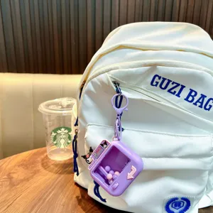 Miniatur Klauenmaschine Schlüsselanhänger mit Kuromi Charakter an einem weißen Rucksack