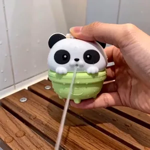 Süßer Panda-Stressabbau-Schlüsselanhänger mit Wasserspuck-Funktion für lustigen Badespaß