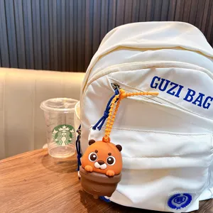 Niedlicher brauner Biber Quetschspielzeug Schlüsselanhänger an einem weißen Rucksack