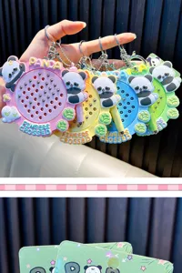 Nahaufnahme von vier bunten Panda-Magnet-Zeichentafel-Spielzeug-Schlüsselanhängern