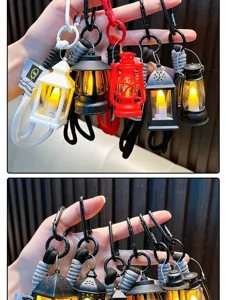 Nahaufnahme von Vintage Mini Laterne Schlüsselanhängern mit warmem LED-Kerzenlicht