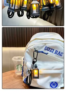 Detailansicht eines Vintage-Mini-Laternen-Schlüsselanhängers mit LED-Kerze am Rucksack.