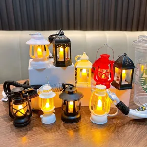 Sortiment an Mini-Retro-Laternen-Schlüsselanhängern mit warmen LED-Leuchten als Taschendeko