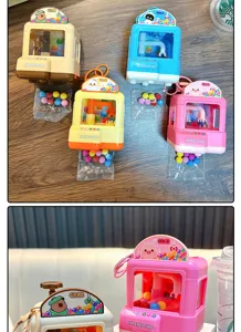 Detailansicht bunter Mini-Greifautomat-Schlüsselanhänger mit manuellem Greifer und Bällen