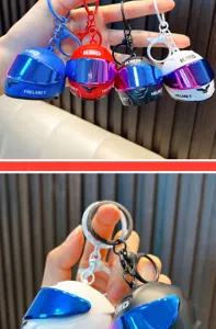 Mini motorhelm sleutelhanger, creatieve rijder tas hanger en autosleutels accessoire detail.