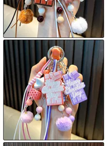 Vue détaillée d'un porte-clés en forme de chocolat avec pompon et perles colorées