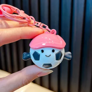 Schattige cartoon voetbal pop sleutelhanger met roze pet voor tassen en autosleutel decoratie
