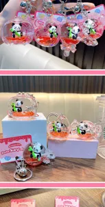 Detailweergave van diverse panda vloeibare olie sleutelhangers met rood drijfzand