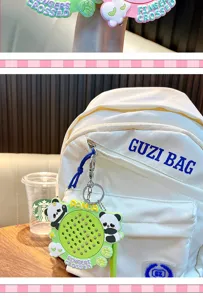 Detailansicht eines grünen Panda-Magnetzeichentafel-Schlüsselanhängers am Rucksack