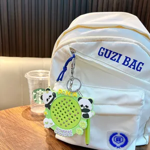 Niedlicher Panda Mini Magnet Zeichenbrett Schlüsselanhänger an weißem Rucksack