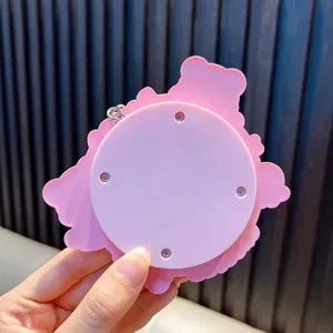 Detaillierte Rückansicht eines rosa Panda Magnet-Zeichentafel-Schlüsselanhängers