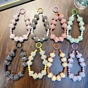 Bijoux de téléphone faits à la main avec pompons colorés et perles pour sacs et clés.