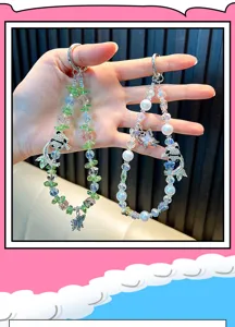 Vue détaillée de chaînes de téléphone en perles de cristal avec charms panda et papillon