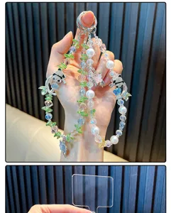 Vue détaillée de dragonnes de téléphone en perles de cristal avec breloques panda