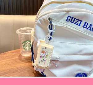 Nahaufnahme eines niedlichen Katzen-Projektor-Schlüsselanhängers an einem Rucksack.