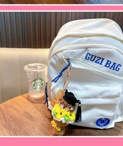 Colgante de muñeca de graduación de ganchillo hecho a mano con girasoles en mochila