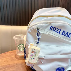 Niedlicher Cartoon-Kamera-Projektor-Schlüsselanhänger mit Lichtfunktion an weißem Rucksack