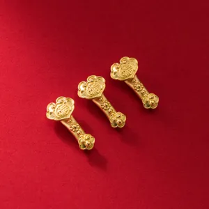 Drei goldene Ruyi-Abstandsperlen mit Fu-Zeichen auf leuchtend rotem Hintergrund