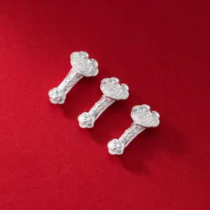 999 Feinsilber 3D Hart-Silber Ru Yi Anhänger für DIY Schmuck auf rotem Hintergrund